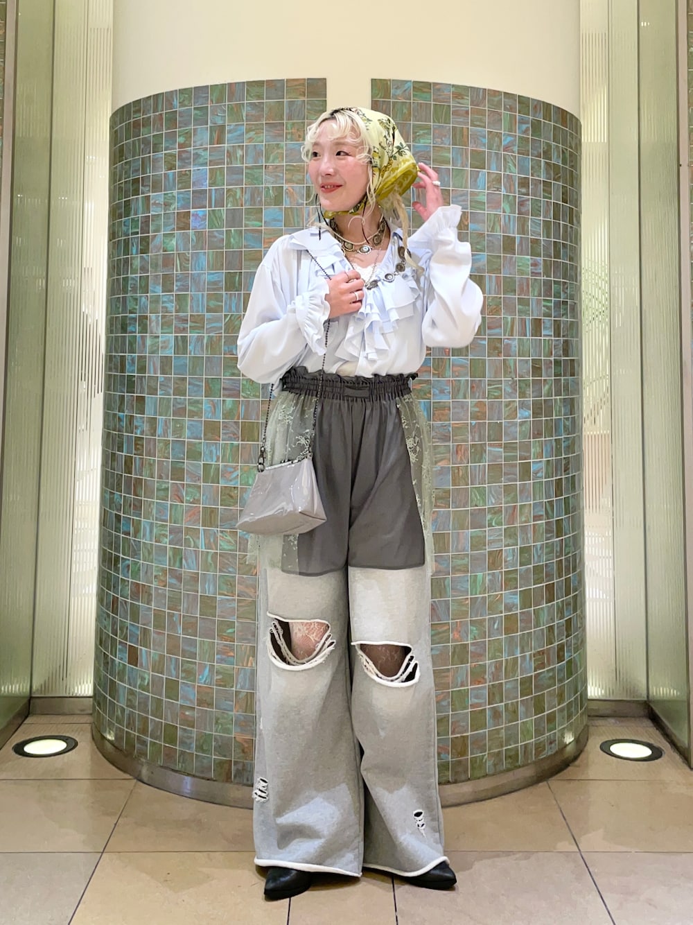 「最近のいい感じコーデ、春服コーデ、スタッフコーデ、150cm台コーデ、ハーフパンツ、スウエットパンツ、スカーフ、スカーフアレンジ、BEAMS BOY」｜「BEAMS BOYのmaturely / アムンゼン ラッフル ブラウス（シャツ/ブラウス、ブルー系）」を使った、mikuma🐻さん（レディース・155cm）の春コーディネートの1枚目の写真