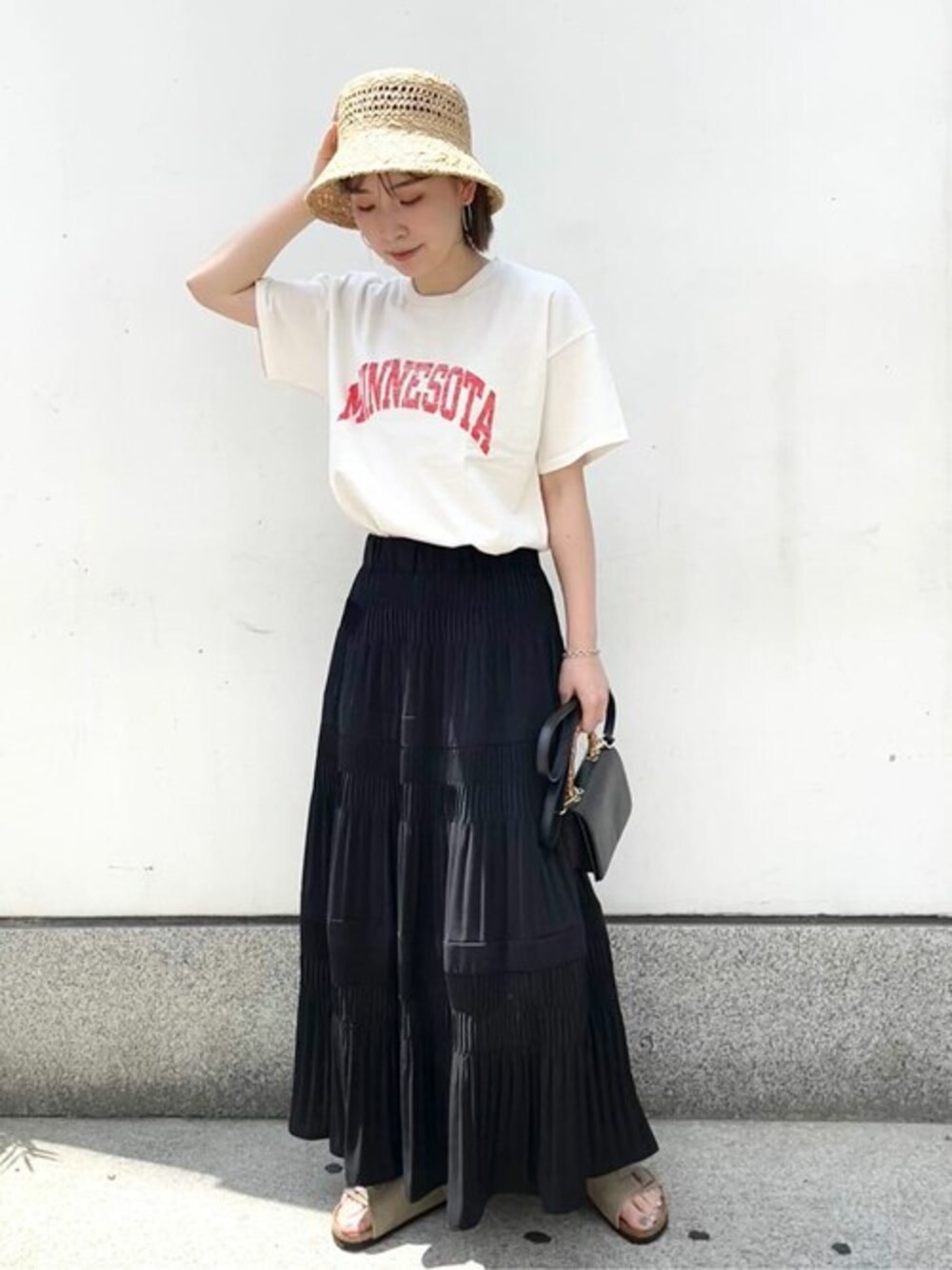 「ロゴT、ショルダーバッグ、Tシャツ、ビルケンシュトック、journal standard、サンダル、プリーツスカート、ジャーナルスタンダード、麦わら帽子、カジュアルコーデ」｜「JOURNAL STANDARDの別注【SLOPPY/スラッピー】MINESOTA S/S TEE：Tシャツ（Tシャツ/カットソー、ホワイト系）」を使った、kuwaharaさん（レディース・158cm）の春コーディネートの1枚目の写真