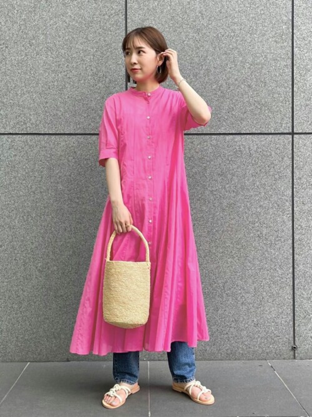 「デニム、ワンピース、リーバイス、journal standard、サンダル、シャツワンピ、ジャーナルスタンダード、かごバッグ、ピンクコーデ」｜「JOURNAL STANDARDのボイルハーフスリーブワンピース（ワンピース、ピンク系）」を使った、kuwaharaさん（レディース・158cm）の春コーディネートの1枚目の写真