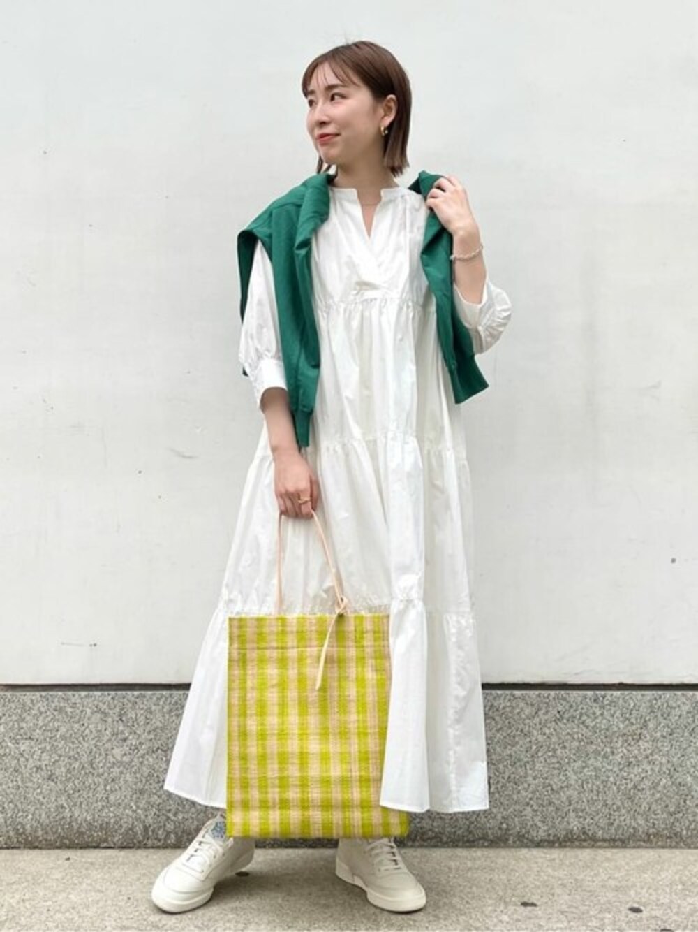 「ワンピース、大人カジュアル、スニーカーコーデ、journal standard、ジャーナルスタンダード、春コーデ、夏コーデ、カーディガン肩かけ、ティアードワンピース」｜「JOURNAL STANDARDのスキッパーティアードワンピース（ワンピース、ホワイト系）」を使った、kuwaharaさん（レディース・158cm）の春コーディネートの1枚目の写真