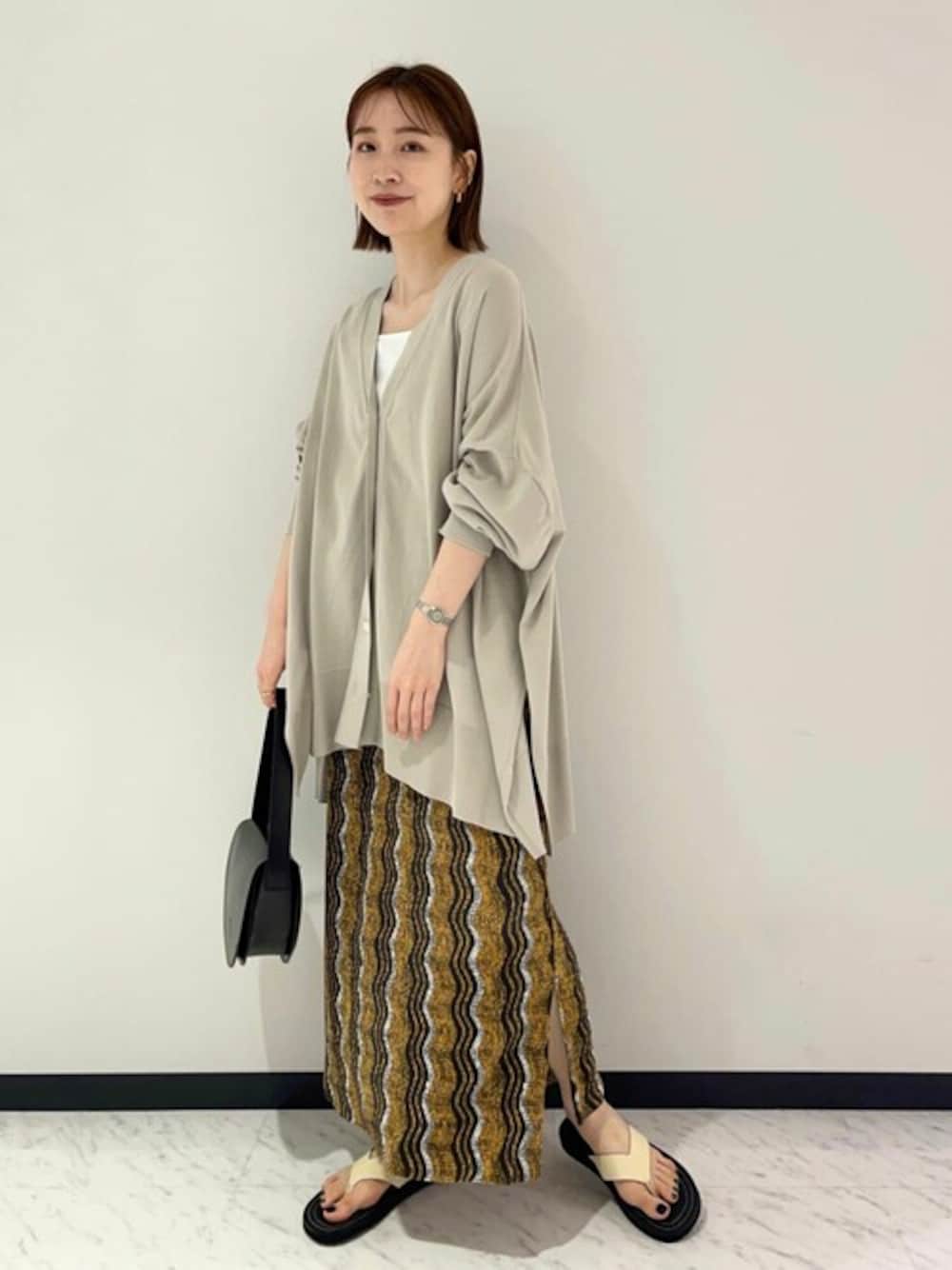「カーディガン、スカート、ポンチョ、大人カジュアル、総柄、journal standard、ジャーナルスタンダード、レザーバッグ、トングサンダル」｜「JOURNAL STANDARDのハイツイストコットンポンチョカーディガン（カーディガン/ボレロ、グレー系）」を使った、kuwaharaさん（レディース・158cm）の夏コーディネートの1枚目の写真