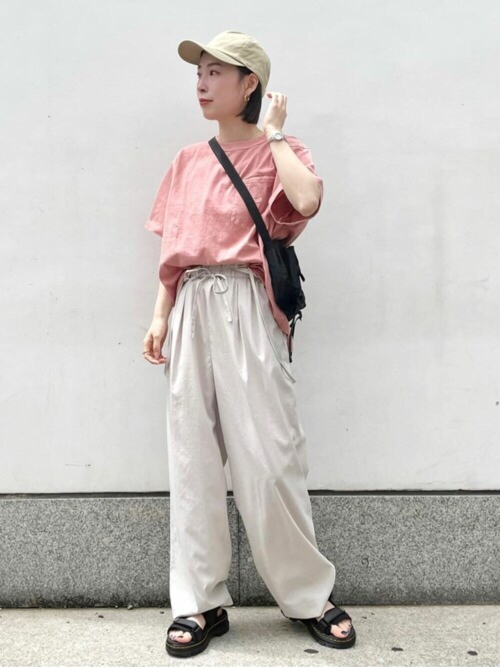 「大人カジュアル、journal standard、ジャーナルスタンダード」｜「JOURNAL STANDARDの《追加2》スパンタイプライターギャザーパンツ（その他パンツ、ベージュ系）」を使った、kuwaharaさん（レディース・158cm）の夏コーディネートの1枚目の写真