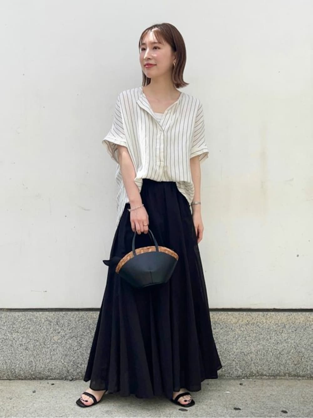 「ブラウス、フレアスカート、大人カジュアル、journal standard、リネン、ジャーナルスタンダード」｜「JOURNAL STANDARDのレーヨン麻ノーカラーブラウス（シャツ/ブラウス、ホワイト系）」を使った、kuwaharaさん（レディース・158cm）の夏コーディネートの1枚目の写真