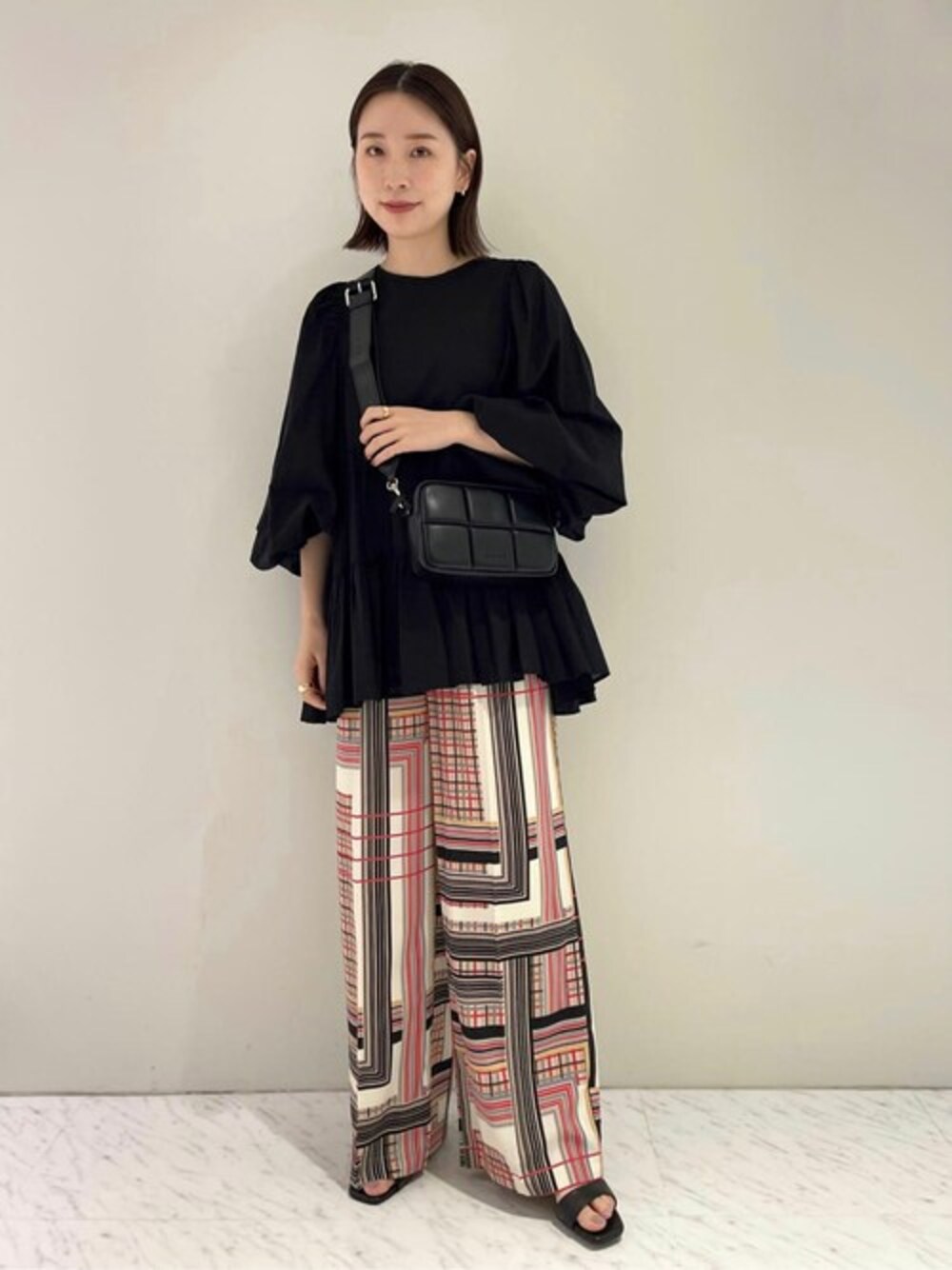 「柄パンツ、大人カジュアル、journal standard、きれいめカジュアル、ジャーナルスタンダード、秋コーデ」｜「JOURNAL STANDARDのクラシックプリントパンツ（その他パンツ、レッド系）」を使った、kuwaharaさん（レディース・158cm）の夏コーディネートの1枚目の写真