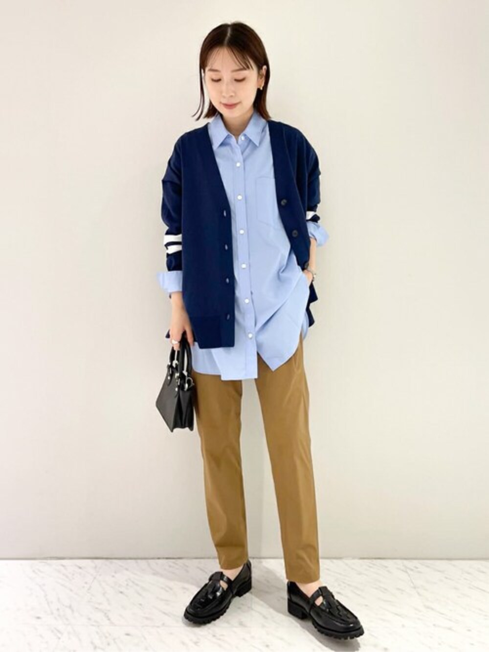 「カーディガン、大人カジュアル、journal standard、ジャーナルスタンダード、シャツスタイル、秋コーデ」｜「JOURNAL STANDARDのPREPPYカーディガン（カーディガン/ボレロ、ブルー系）」を使った、kuwaharaさん（レディース・158cm）の夏コーディネートの1枚目の写真