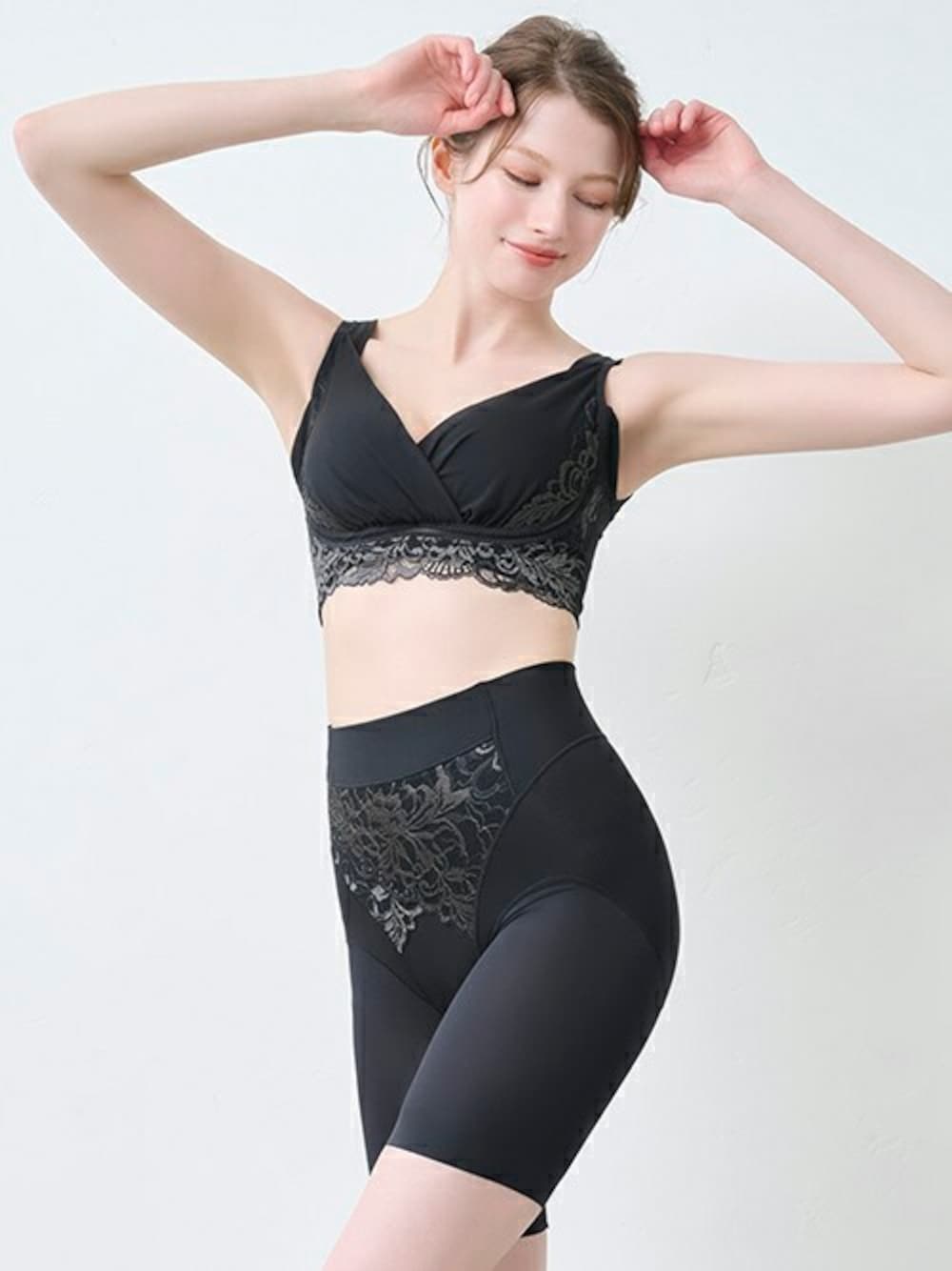 ブラック系のブラジャー、ブラック系のショーツを着用したレディースの春コーディネートの1枚目の写真