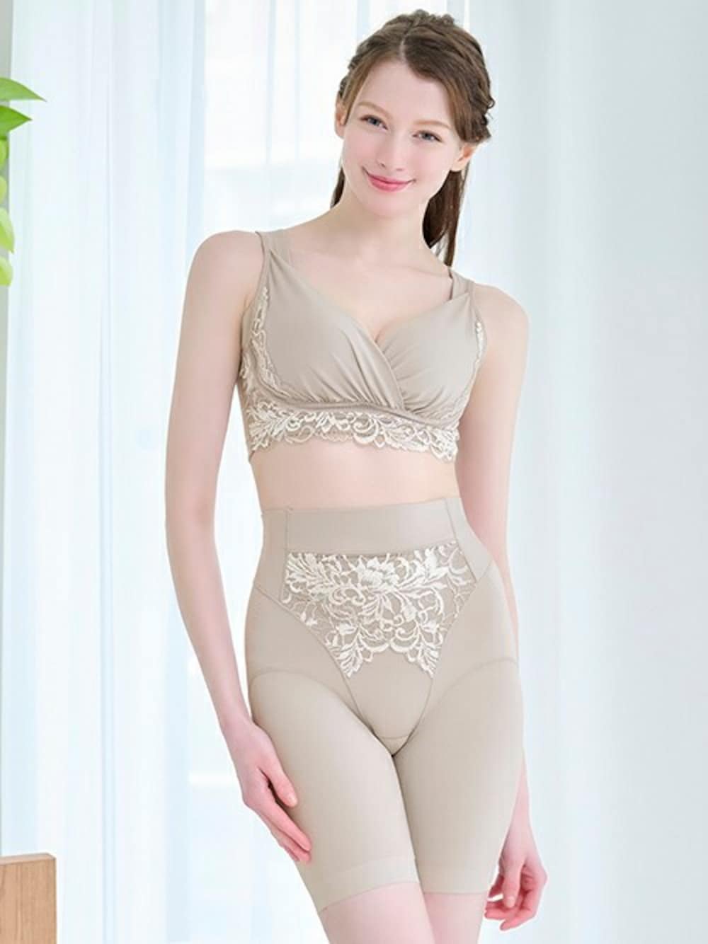 「花柄、レース、グレージュ、ランジェリー、下着、補正下着、ブラデリス、ガードル、BRADELIS NEWYORK、インナーウェア」｜「BRADELIS NEWYORKの綿混キャッチャーカップレースブラ24 ブラデリス 補正下着 補整 ブラレット（ブラジャー、ベージュ系）」を使った、ブラデリスニューヨーク / NuBraさん（レディース・163cm）の春コーディネートの1枚目の写真