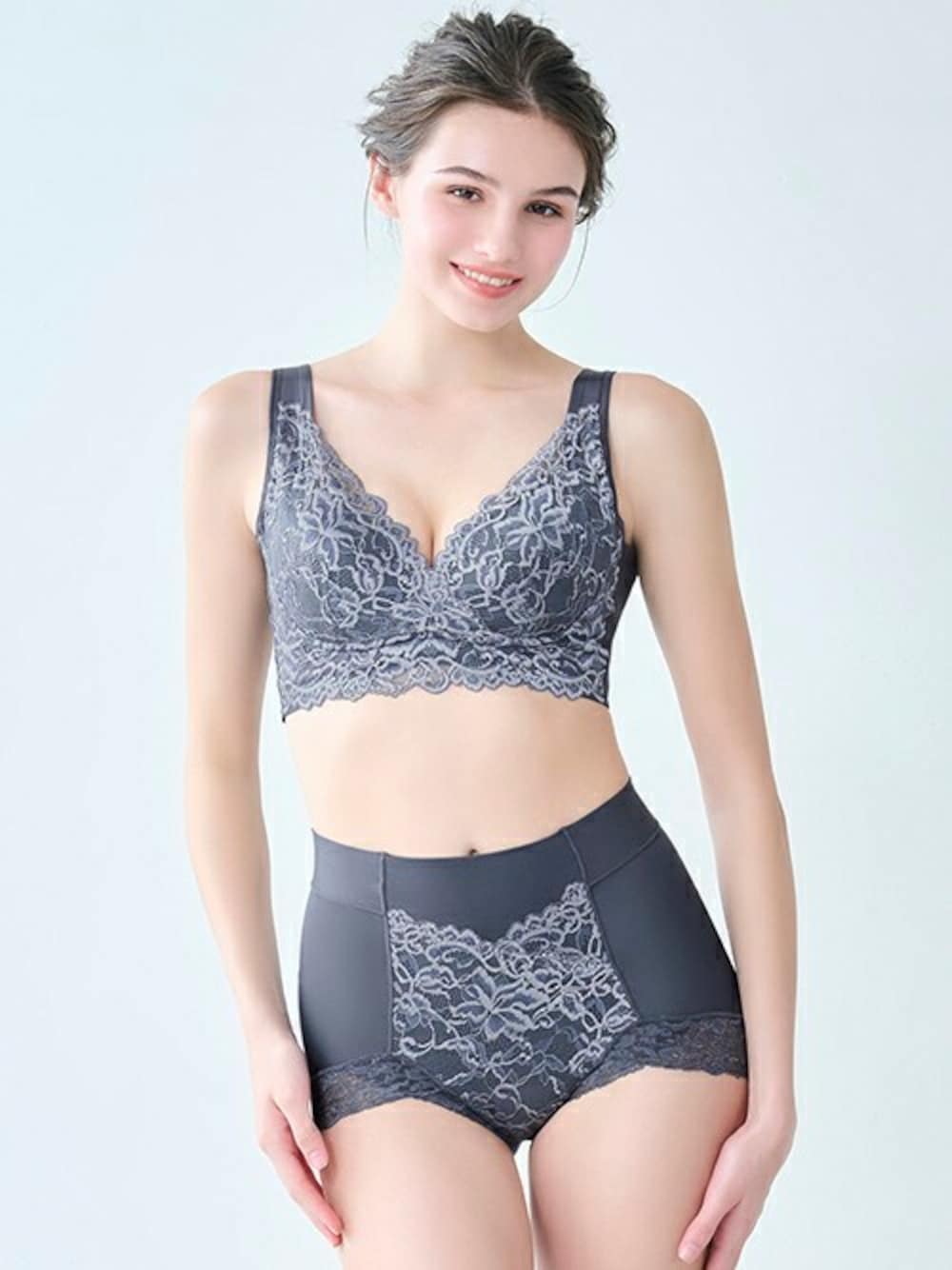 「グレー、花柄、レース、アンダーウェア、下着、補正下着、ブラデリス、ノンワイヤー、BRADELIS NEWYORK、インナーウェア」｜「BRADELIS NEWYORKのビューティフルレースハートフルカップブラ25 ブラデリス 補正下着 補整（ブラジャー、グレー系）」を使った、ブラデリスニューヨーク / NuBraさん（レディース・163cm）の夏コーディネートの1枚目の写真