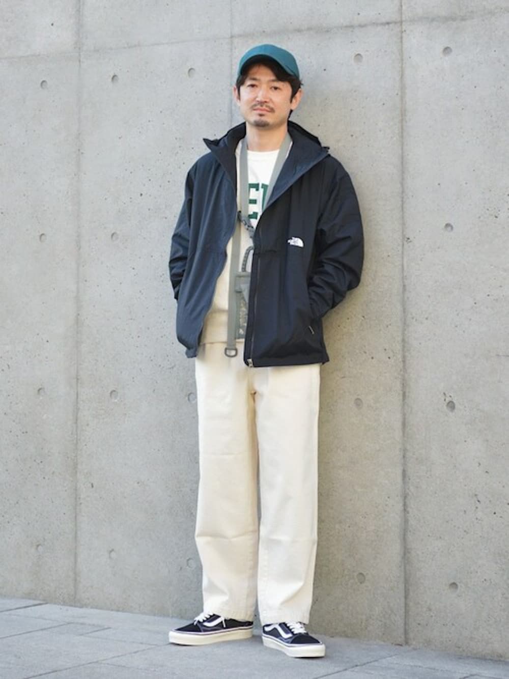 「ブルゾン、デニム、マウンテンパーカー、カジュアル、ブラック、スエット、SHIPS、Champion、イージーパンツ」｜「SHIPSのTHE NORTH FACE: COMPACT JACKET/コンパクト ジャケット（ブルゾン、ブラック系）」を使った、中村さん（メンズ・170cm）の春コーディネートの1枚目の写真