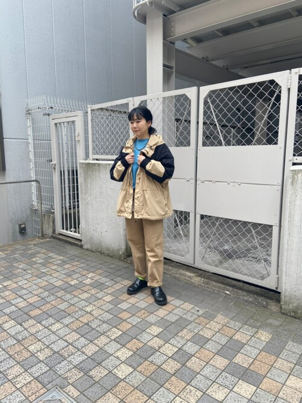 「チノパン、BEAVER、ナイロンジャケット、ワイルドシングス、グラミチ、春のアウトドアスタイル、ポイントカラー、BEAVER名古屋、チノパンコーデ、春のアウター」｜「WILD THINGSのWILDTHINGS/ワイルドシングス　WS CHAMONIX JACKET　ウィメンズシャモニージャケット（マウンテンパーカー、ベージュ系）」を使った、小林さん（レディース・155cm）の春コーディネートの1枚目の写真
