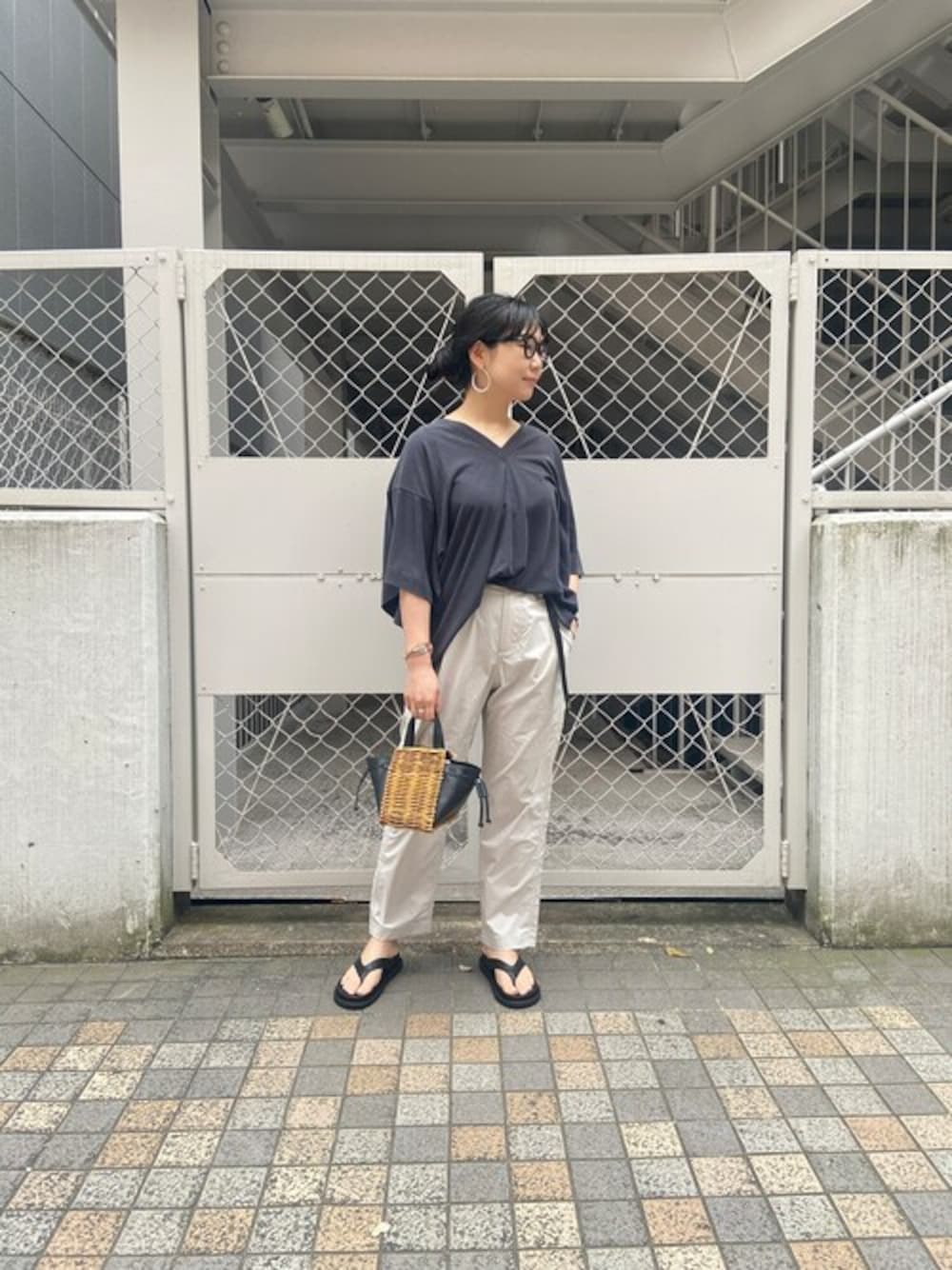 「BEAVER、大人カジュアル、サンダル、白パンツ、グラミチ、レザーサンダル、グラミチ別注、BEAVER名古屋、グラミチ女子、別注グラミチ」｜「GramicciのGRAMICCI/グラミチ　別注 ビーテックタックパンツ GUP-22S2229（スラックス、グレー系）」を使った、小林さん（レディース・155cm）の春コーディネートの1枚目の写真