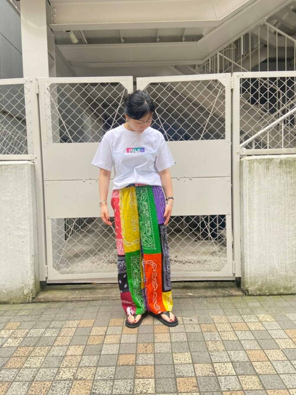 「カラーパンツ、Tシャツ、BEAVER、ミルクフェド、マナスタッシュ、MILKFED.、お揃い、Tシャツコーデ、お揃いコーデ、BEAVER名古屋」｜「MILKFED.のMILKFED. × MANASTASH /ミルクフェド×マナスタッシュ　MOUNTAIN COLOR LOGO T-SHIRT マウンテンカラーロゴTシャツ（Tシャツ/カットソー、ホワイト系）」を使った、小林さん（レディース・155cm）の春コーディネートの1枚目の写真
