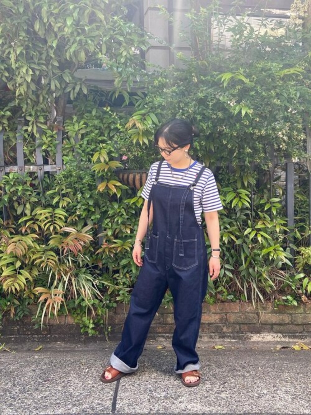 「デニム、ボーダー、サロペット、オーバーオール、BEAVER、ボヘミアンズ、ボーダートップス、青ボーダー、BEAVER名古屋、デニムオーバーオール」｜「BOHEMIANSのBOHEMINAS/ボヘミアンズ　Span Rib Border C/N S/S TEE スパンリブボーダーティー（Tシャツ/カットソー、ブルー系）」を使った、小林さん（レディース・155cm）の春コーディネートの1枚目の写真