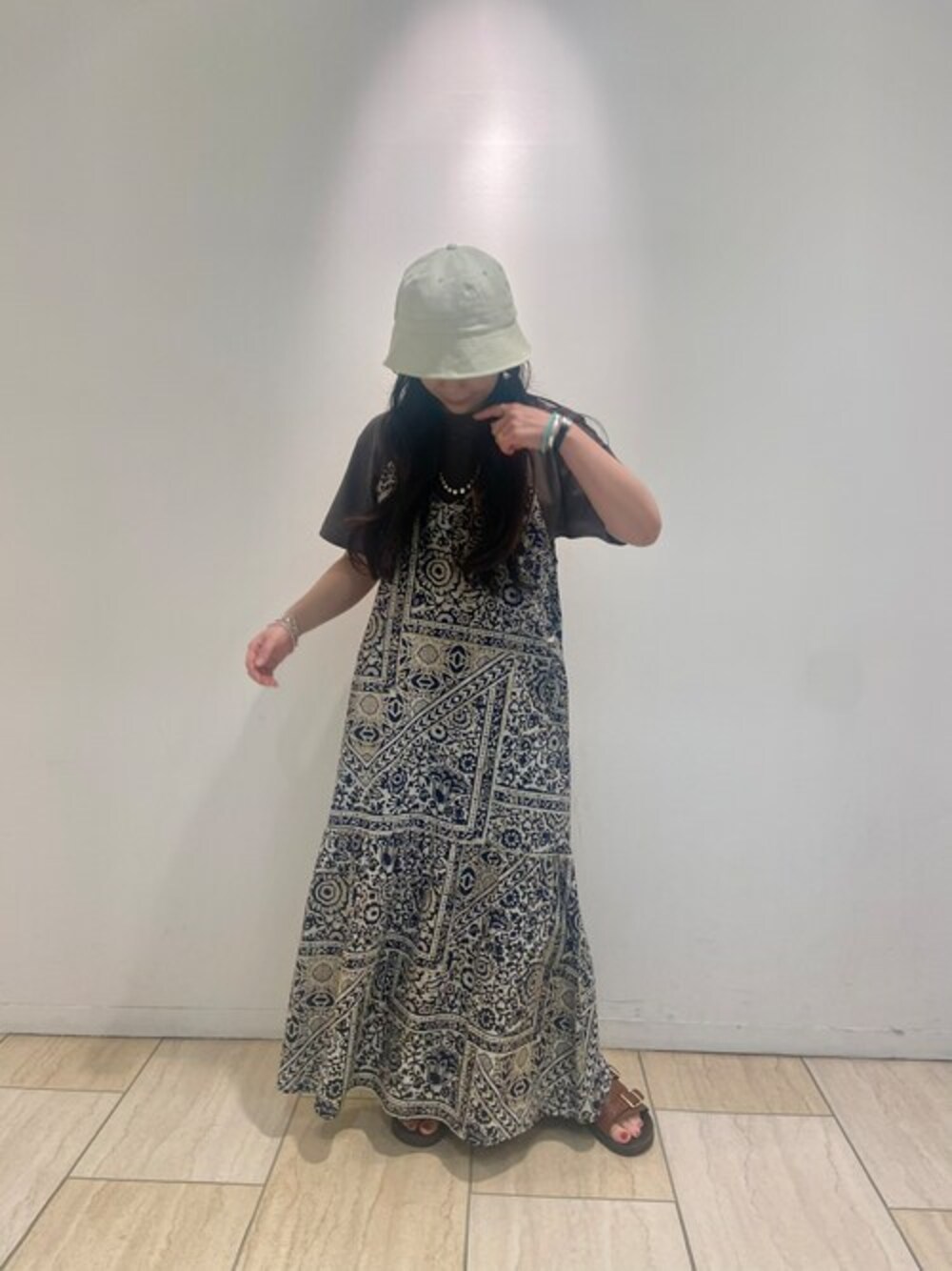 「ワンピース、Tシャツ、BEAVER、ハット、ロングワンピース、柄ワンピース、夏コーデ、マキシ丈ワンピース、キャミワンピ、BEAVER名古屋」｜「MANASTASHのMANASTASH/マナスタッシュ W's JAIPUR BOTH SIDES DRESS　ウィメンズ　ジャイプル　ボスサイドワンピース（ワンピース、ブルー系）」を使った、小林さん（レディース・155cm）の夏コーディネートの1枚目の写真