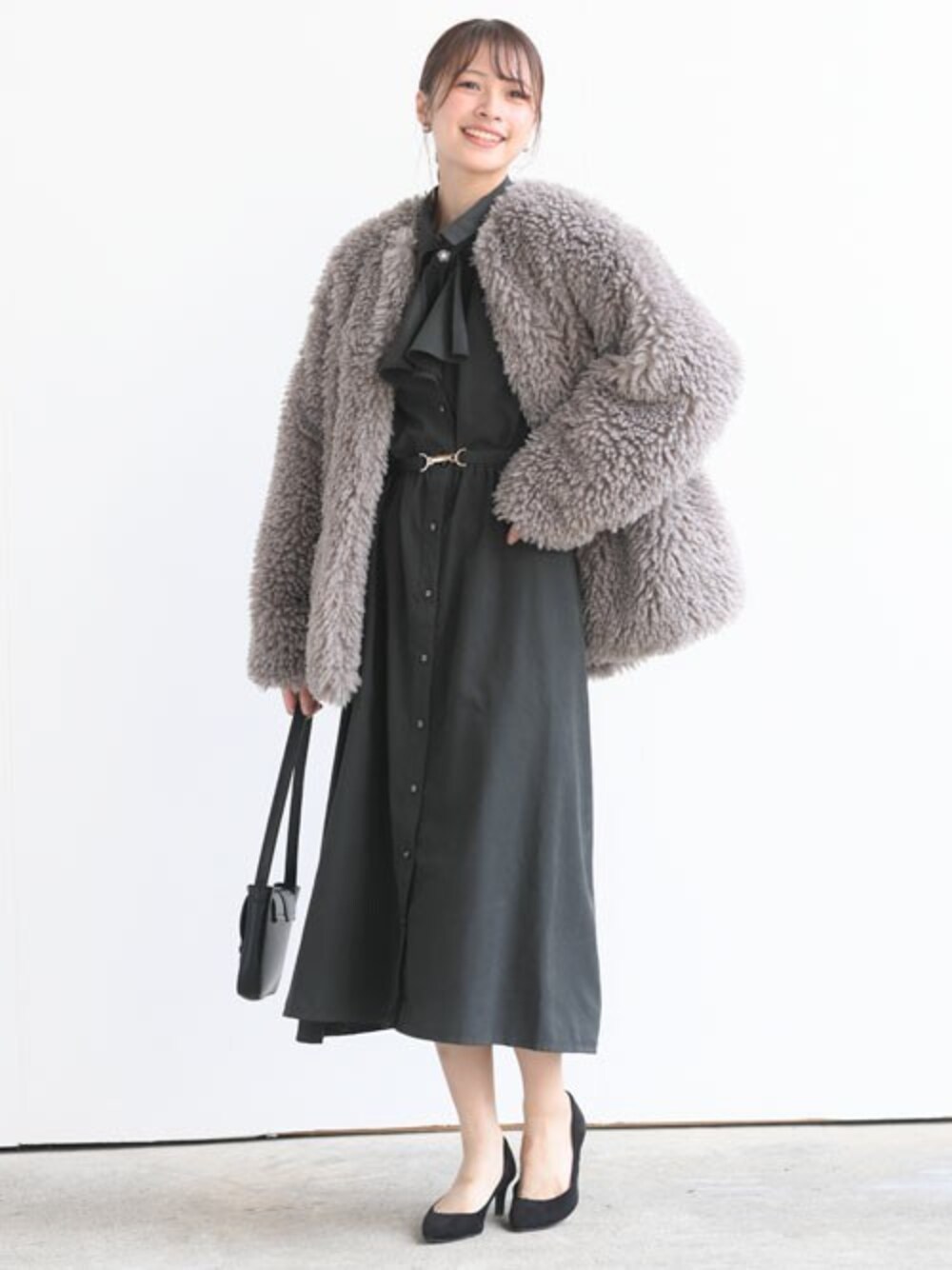 「ファー、ワンピース、パンプス、冬コーデ、オケージョン、ノーカラージャケット、おでかけコーデ」｜「rpsのベルト付きボータイワンピース（ワンピース、ブラック系）」を使った、rps_freakさん（レディース・164cm）の冬コーディネートの1枚目の写真