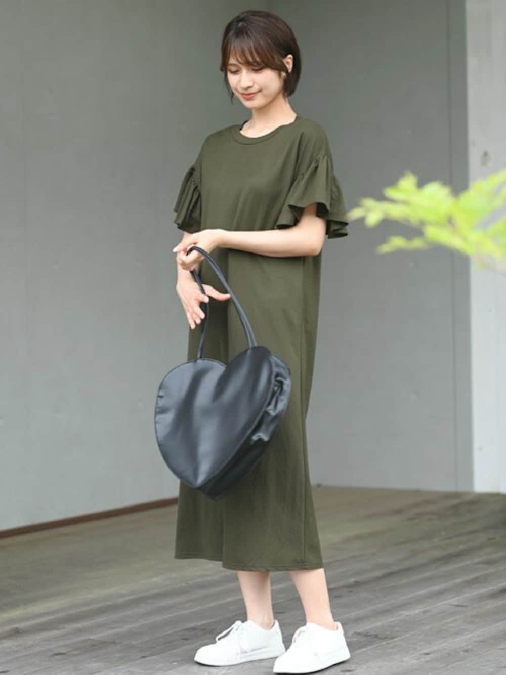 「ワンピース、大人カジュアル、休日スタイル、白スニーカー、お出かけコーデ、ハート、夏コーデ」｜「rpsの冷感カノコフリル袖カットワンピース（ワンピース、グリーン系）」を使った、rps_freakさん（レディース・164cm）の夏コーディネートの1枚目の写真