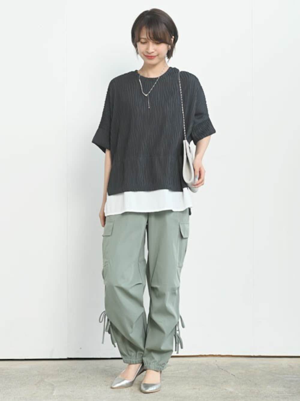 「リボン、大人カジュアル、カーゴパンツ、休日スタイル、お出かけコーデ、きれいめカジュアル、夏コーデ、rps」｜「rpsのウェーブジャガードレイヤード風ドルマンチュニック（チュニック、グレー系）」を使った、rps_freakさん（レディース・164cm）の夏コーディネートの1枚目の写真