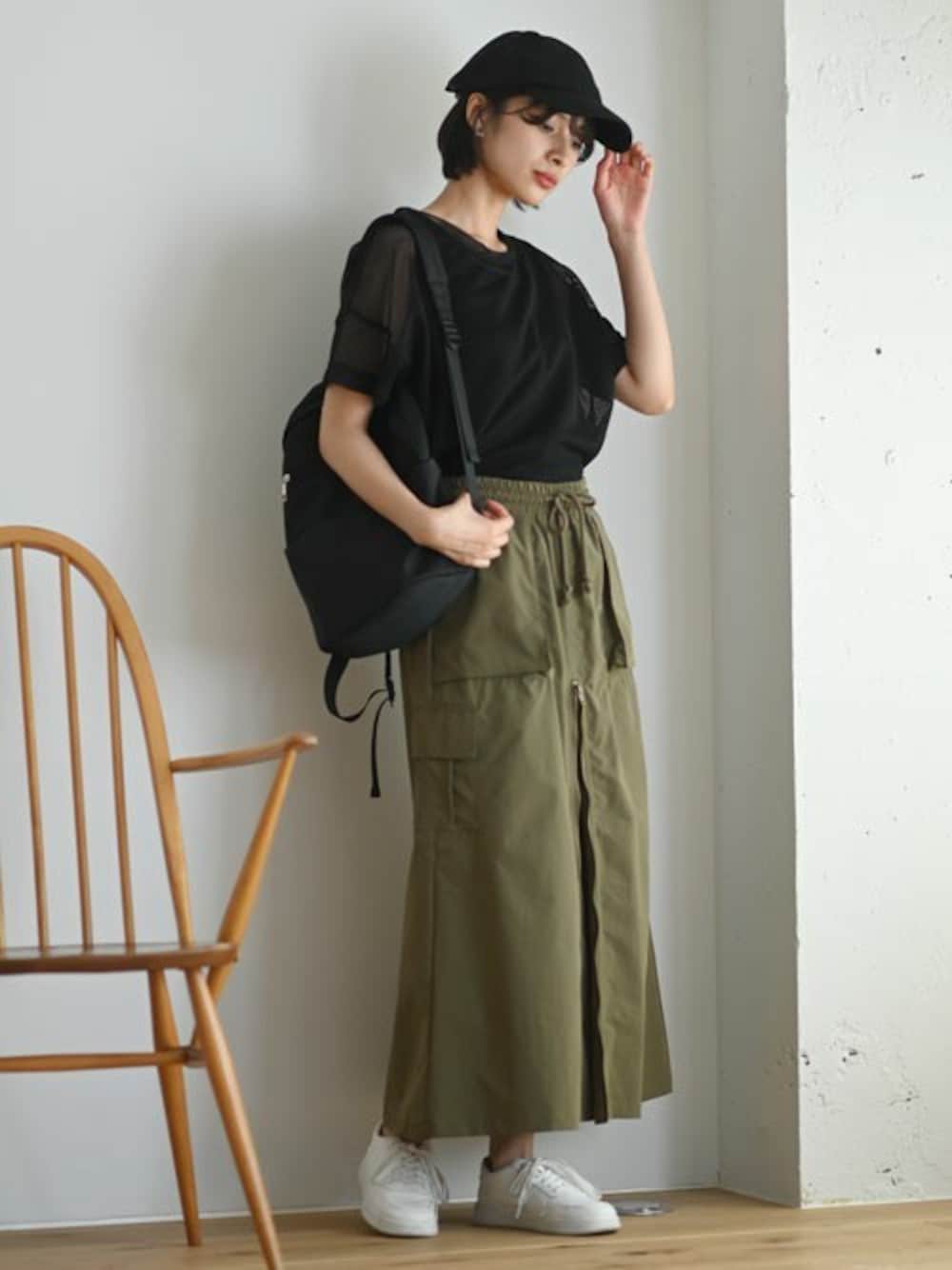 「スニーカー、リュック、キャップ、大人カジュアル、ワークスタイル、カーゴスカート、シアートップス、rps」｜「rpsのメッシュプルオーバー＋タンクトップアンサンブル（アンサンブル、ブラック系）」を使った、rps_freakさん（レディース・164cm）の夏コーディネートの1枚目の写真