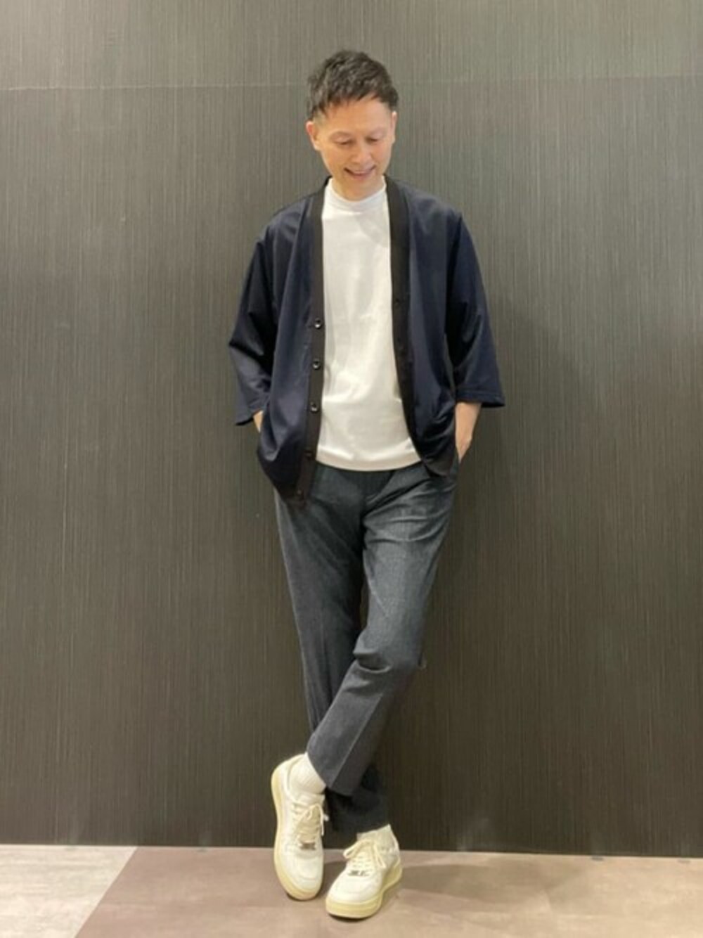 「＃カーディガン、#シンプルコーデ、#ootd、#羽織、#白Tシャツ、#無地T、＃千鳥柄、#カジュアルコーデ、#スニーカーコーデ、＃メンズファッション」｜「TAKA-Qのタカキューメンズ/TAKA-Q:MEN 吸水速乾 千鳥柄 7分袖カーディガン（カーディガン/ボレロ、ブルー系）」を使った、TAKA-Q スタッフさん（メンズ・176cm）の夏コーディネートの1枚目の写真
