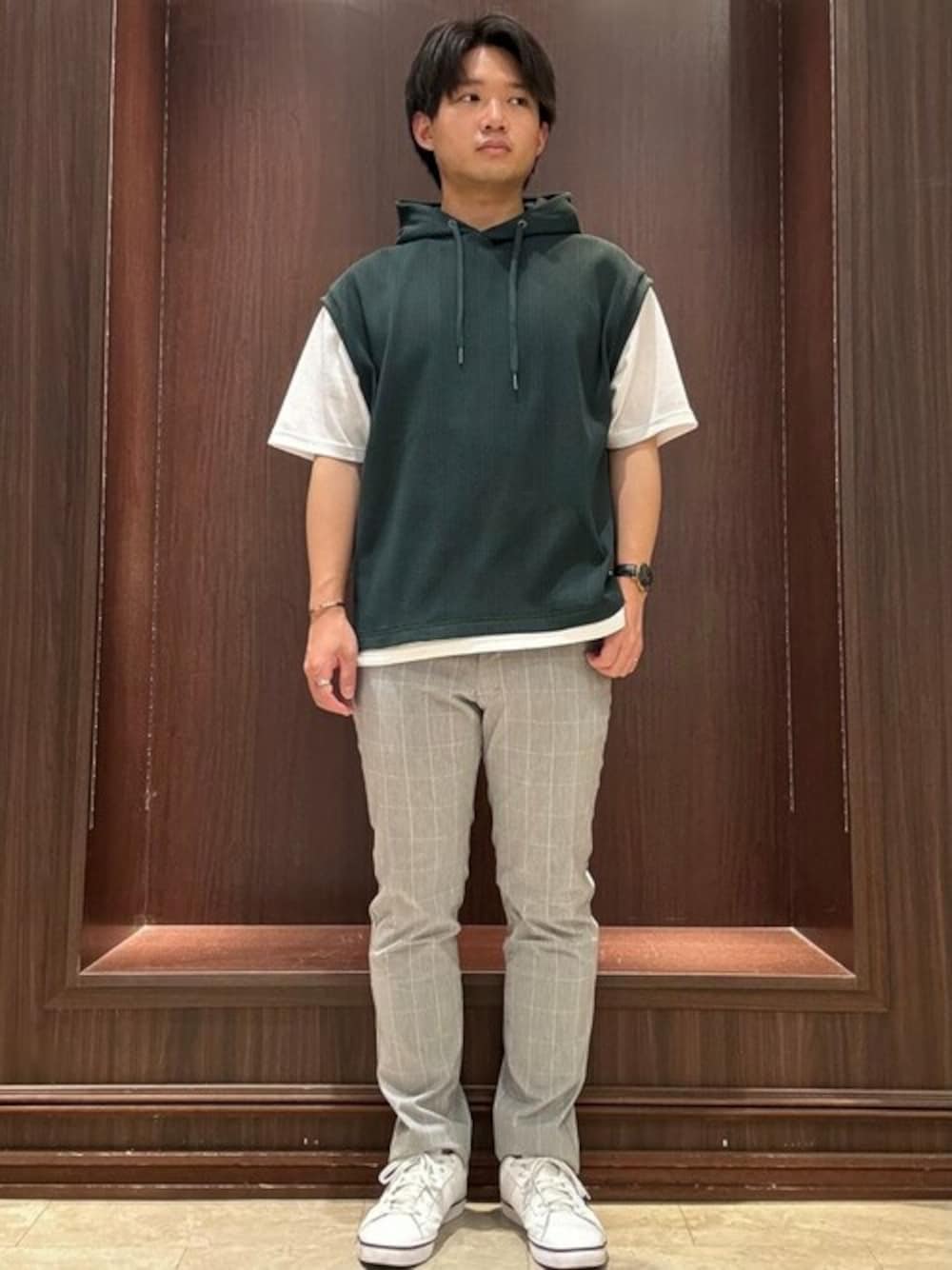 「#カジュアル、#普段着、#カジュアルコーデ、#今日のコーデ、＃ギフト、#父の日、＃メンズファッション、#プレゼント、＃誕生日、＃デイリーカジュアル」｜「TAKA-Qのタカキューメンズ/TAKA-Q:MEN さまになる フェイクレイヤード 半袖プルパーカー（パーカー、グリーン系）」を使った、TAKA-Q スタッフさん（メンズ・170cm）の夏コーディネートの1枚目の写真