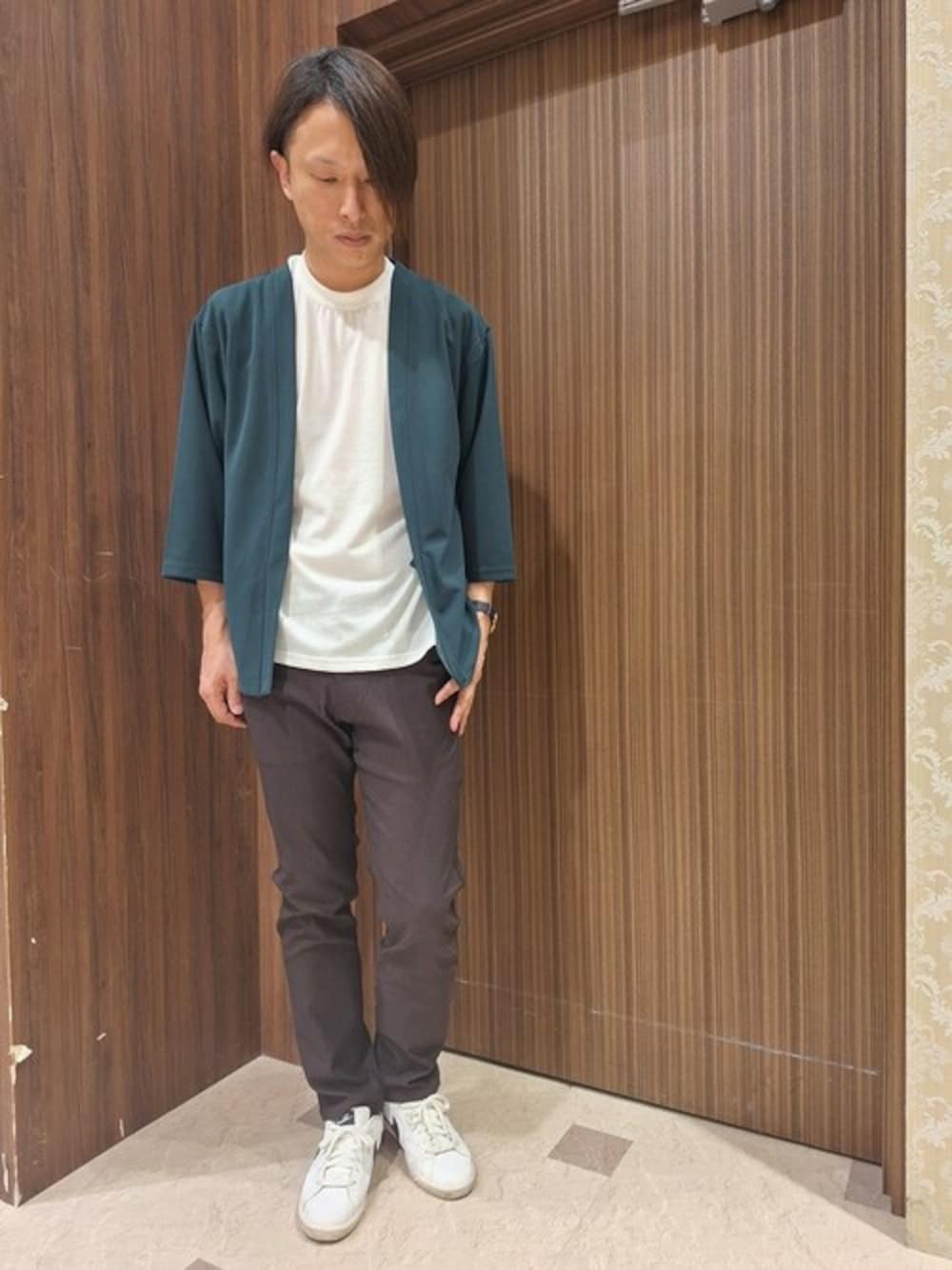 「＃カーディガン、#レイヤード、#普段着、#カジュアルコーデ、#今日のコーデ、＃メンズファッション、＃デイリーカジュアル、＃2枚セット、＃羽織り、#インナー付き」｜「TAKA-Qのタカキュー 5分袖 梨地カーディガン&半袖Tシャツ アンサンブル（アンサンブル、グリーン系）」を使った、TAKA-Q スタッフさん（メンズ・176cm）の夏コーディネートの1枚目の写真