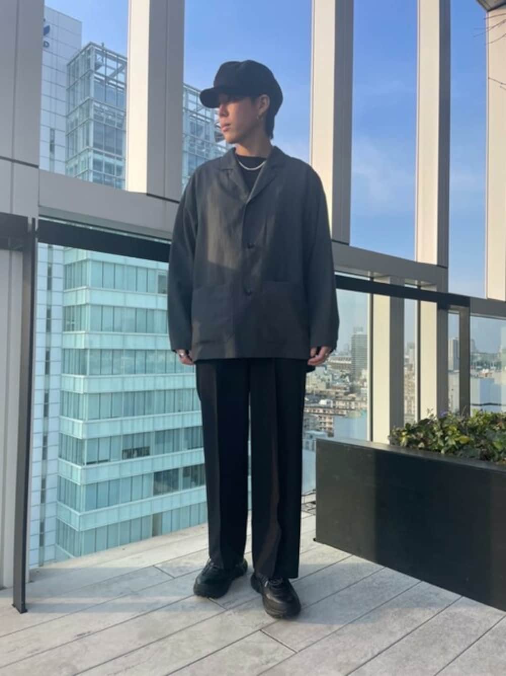 「極、publictokyo、パブリックトウキョウ、PUBLICTEE、PUBLICSHIRTS、PUBLIC TOKYO」｜「PUBLIC TOKYOのリネンシャツジャケット（カバーオール、グレー系）」を使った、Kosuke Sugitaさん（メンズ・177cm）の春コーディネートの1枚目の写真