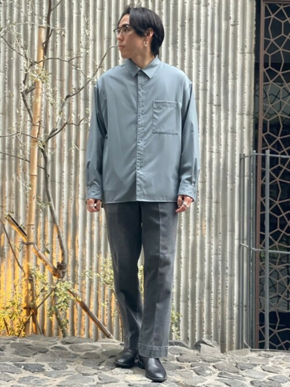 「PUBLIC TOKYOのS140レギュラーデイリーシャツ（シャツ/ブラウス、グリーン系）」を使った、Kosuke Sugitaさん（メンズ・177cm）の春コーディネートの1枚目の写真