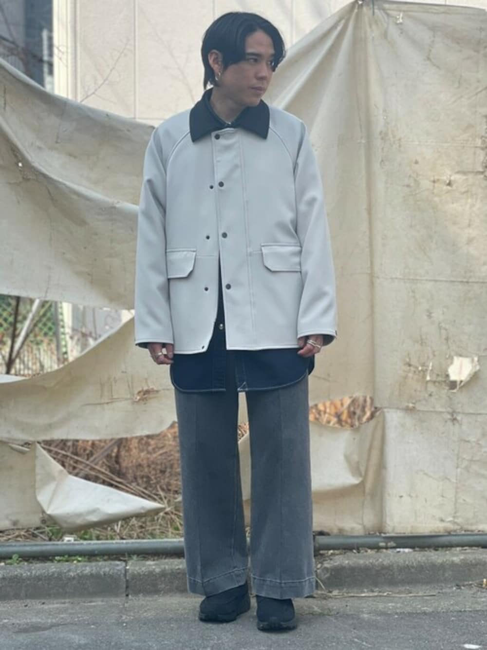 「PUBLIC TOKYOのエバークリースデニムイージーパンツ（その他パンツ、グレー系）」を使った、Kosuke Sugitaさん（メンズ・177cm）の春コーディネートの1枚目の写真