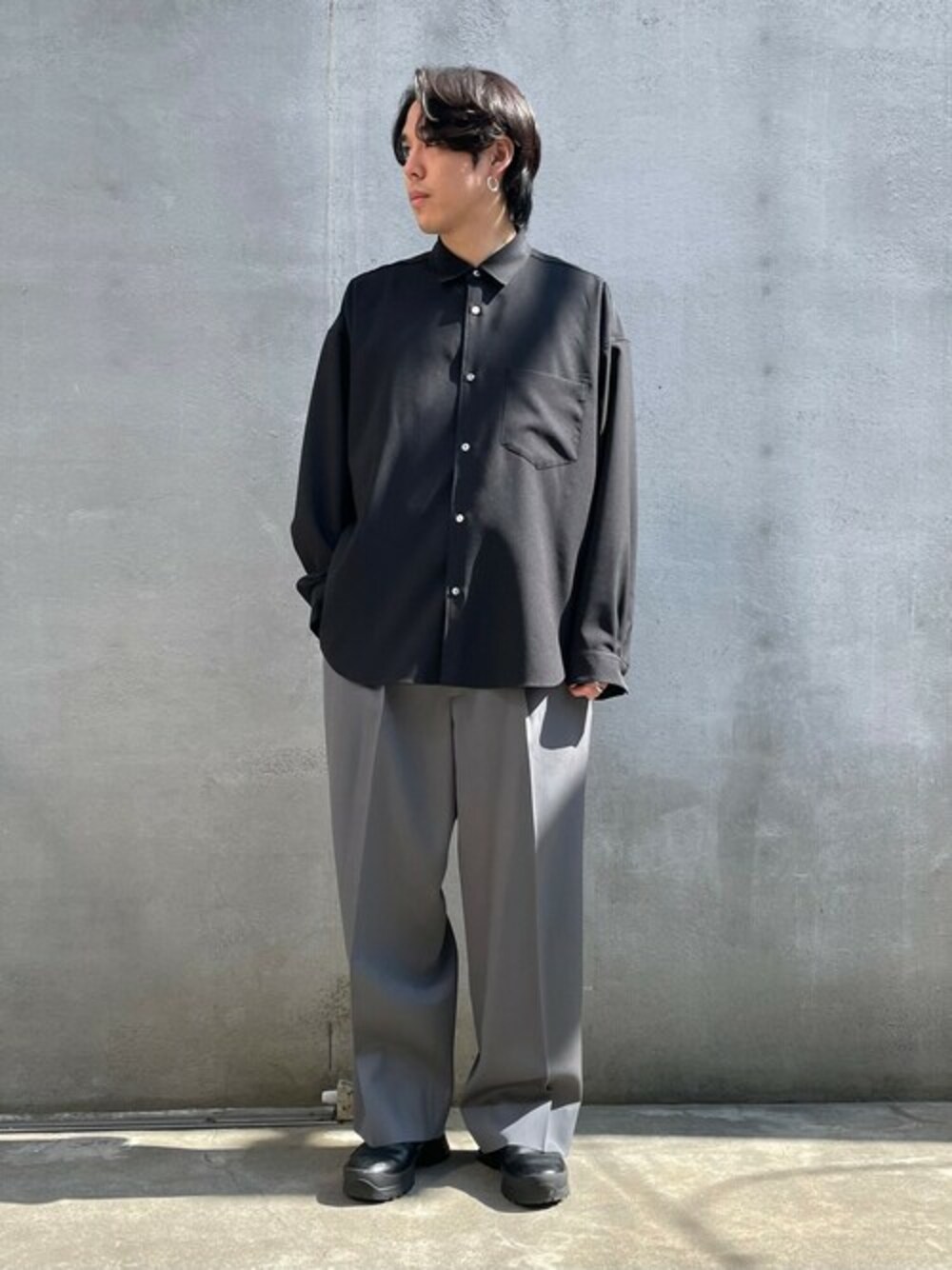 「PUBLIC TOKYOのコンフォートリラックスシャツ（シャツ/ブラウス、ブラック系）」を使った、Kosuke Sugitaさん（メンズ・177cm）の春コーディネートの1枚目の写真