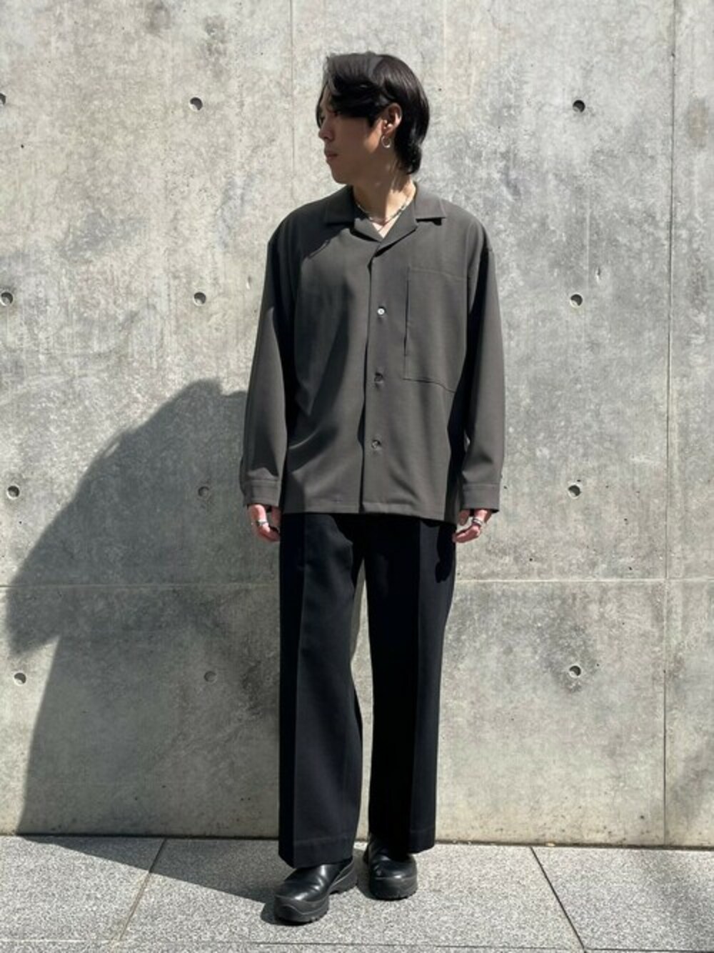 「PUBLIC TOKYOの【シワに強い / オールシーズン対応】コンフォートリラックスオープンカラーシャツ（シャツ/ブラウス、グレー系）」を使った、Kosuke Sugitaさん（メンズ・177cm）の春コーディネートの1枚目の写真
