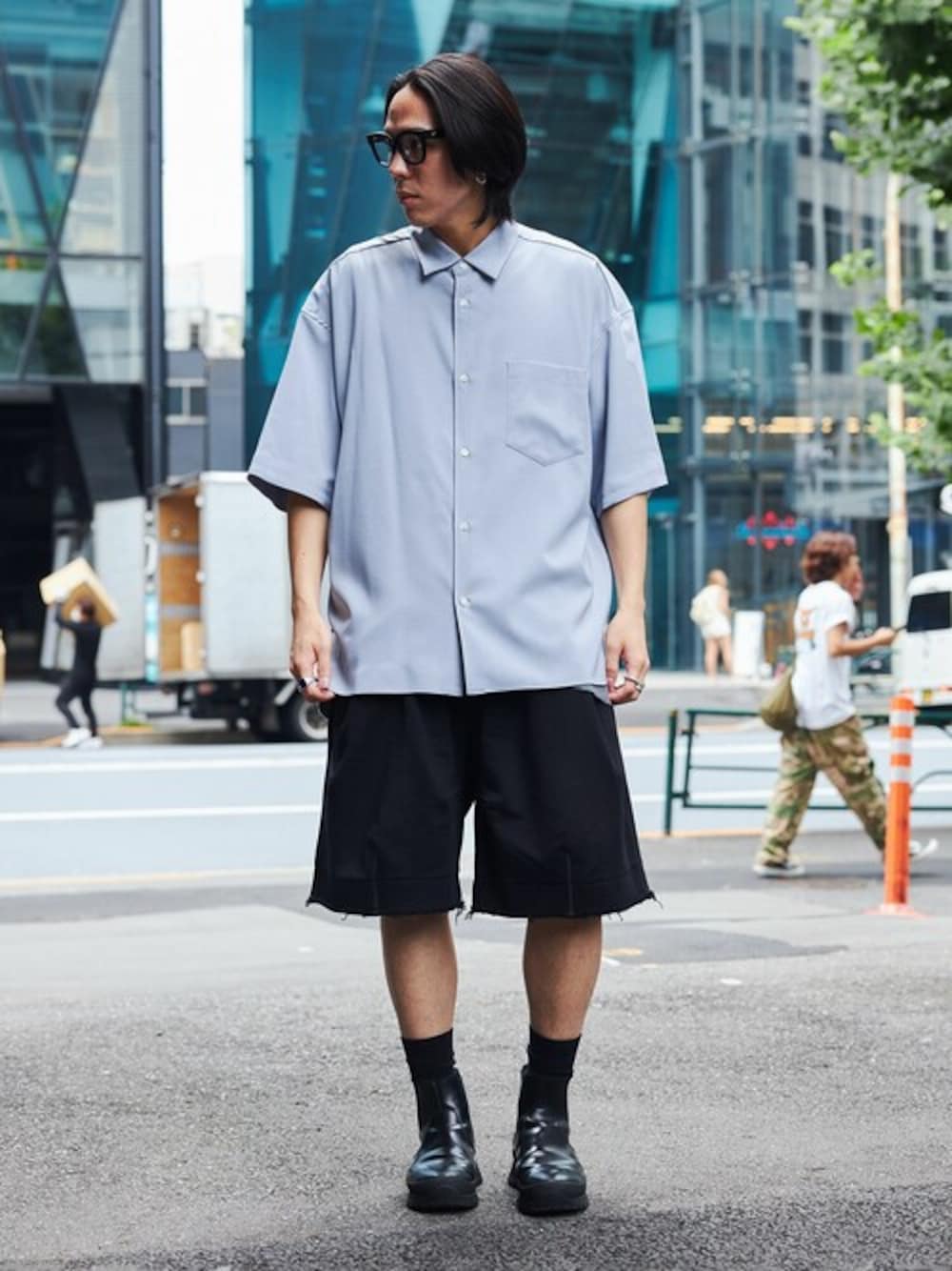 「PUBLIC TOKYOのコンフォートリラックスオーバーハーフスリーブシャツ ｜防シワ/速乾（シャツ/ブラウス、ブルー系）」を使った、Kosuke Sugitaさん（メンズ・177cm）の夏コーディネートの1枚目の写真