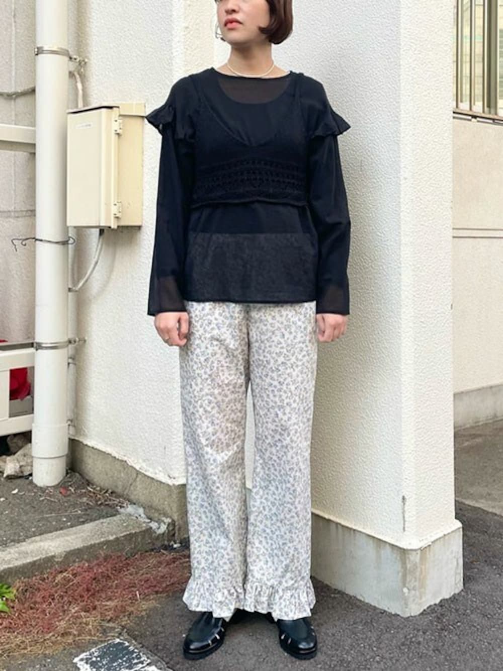 ブラック系のシャツ/ブラウス、ブラック系のキャミソール、ブルー系のその他パンツを着用したレディースの春コーディネートの1枚目の写真