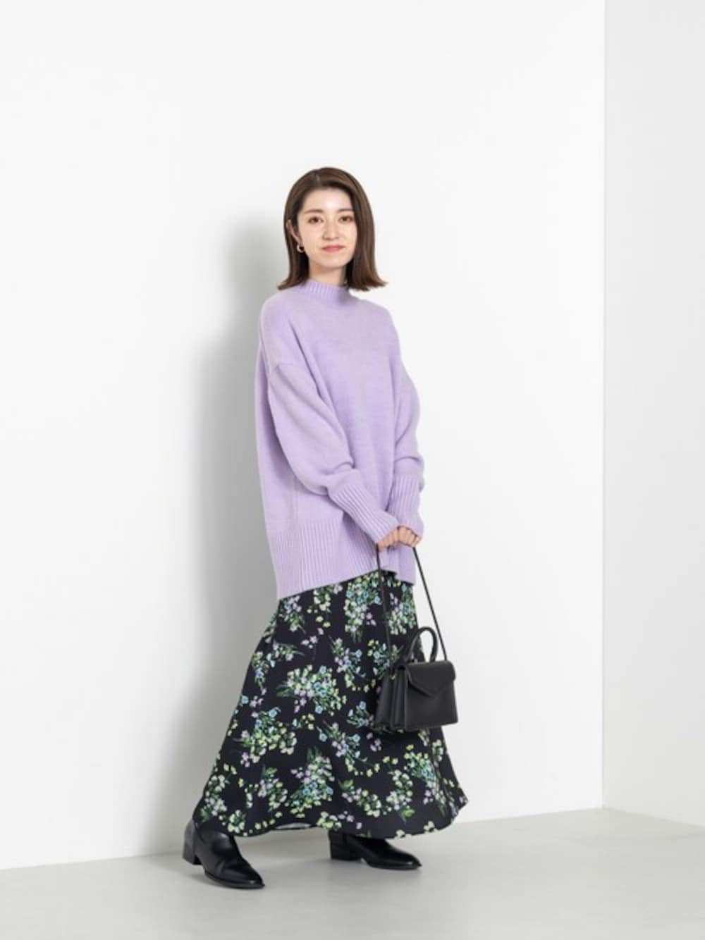 「ビッグシルエット、ロングブーツ、花柄スカート、大人かわいい、NATURAL BEAUTY BASIC、ナチュラルビューティーベーシック、NBB、ナロースカート、バックスリット、スリットニット」｜「NATURAL BEAUTY BASICのバックスリットオーバーニット（ニット/セーター、パープル系）」を使った、NBB STAFF 11さん（レディース・155cm）の冬コーディネートの1枚目の写真