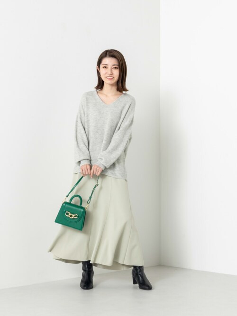 「ワントーンコーデ、Vネック、Vネックニット、春先取り、マーメイドスカート、グリーンコーデ、NATURAL BEAUTY BASIC、ナチュラルビューティーベーシック、NBB、ニュアンスカラー」｜「NATURAL BEAUTY BASICのニュアンスＶネックニット（ニット/セーター、グリーン系）」を使った、NBB STAFF 11さん（レディース・155cm）の冬コーディネートの1枚目の写真