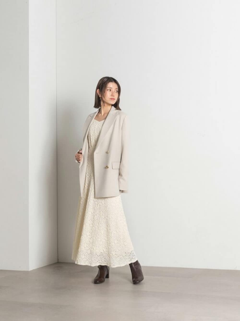 「ジャケット、ショートブーツ、レースワンピース、お呼ばれスタイル、NATURAL BEAUTY BASIC、ナチュラルビューティーベーシック、NBB、ブルベ冬、骨格ウェーブ」｜「NATURAL BEAUTY BASICの◇シュリンクレースワンピース（ワンピース、ホワイト系）」を使った、NBB STAFF 11さん（レディース・155cm）の冬コーディネートの1枚目の写真