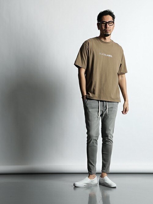 ヴェトモン ワールドツアー ロゴ Tシャツ ベージュ / デニムに デニムパンツを使った「ベージュTシャツ」のメンズ人気