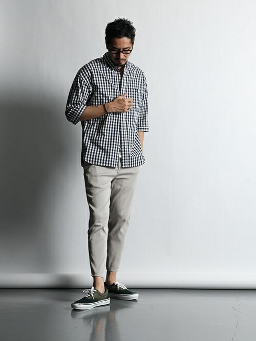 チノパンツを使った「ライトグレー」のメンズ人気ファッション