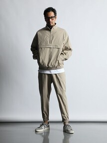 ナイロンジャケット（ベージュ系）を使った「ナイロンパンツ」の人気