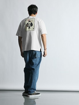 「バックプリント」｜「アイテム（デニムパンツ）」を使った、JEEさん（メンズ・182cm）の春コーディネート