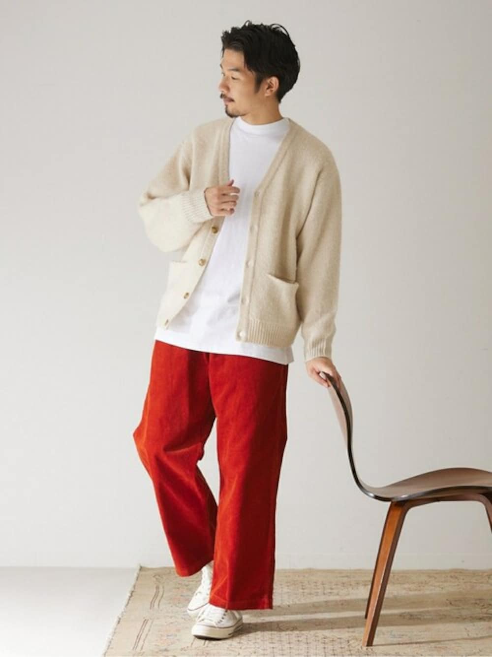 ホワイト系のカーディガン/ボレロ、ホワイト系のTシャツ/カットソー、レッド系のカーゴパンツを着用したメンズの秋コーディネートの1枚目の写真