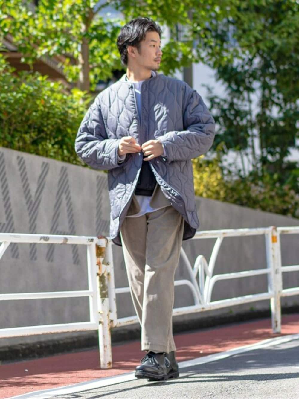 グレー系のミリタリージャケット、ベージュ系のテーラードジャケット、ブラック系のショルダーバッグを着用したメンズの秋コーディネートの1枚目の写真