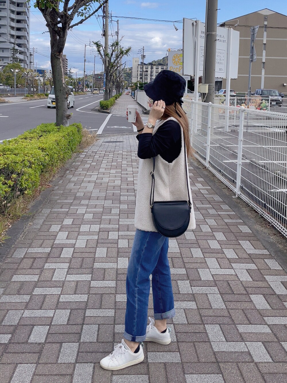 「大人コーデ、カジュアルコーデ、シンプルコーデ、今日のコーデ、秋服コーデ、低身長女子、低身長、アディダス、ジーユー」｜「earth music&ecologyのアイテム（デニムパンツ、ブルー系）」を使った、aiko❤️さん（レディース・153cm）の秋コーディネートの1枚目の写真