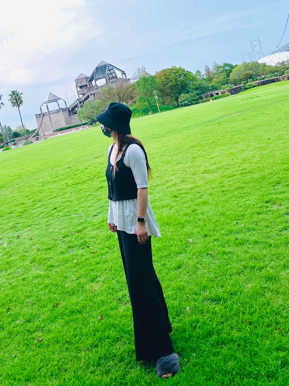 「今日のコーデ、シンプルコーデ、大人カジュアル、大人女子、ユニクロ、白Tシャツ、低身長、ジーユー」｜「Championの【CHAMPION/チャンピオン】スクリプトロゴバケット/BUCKET HAT（ハット、ブラック系）」を使った、aiko❤️さん（レディース・153cm）の秋コーディネートの1枚目の写真