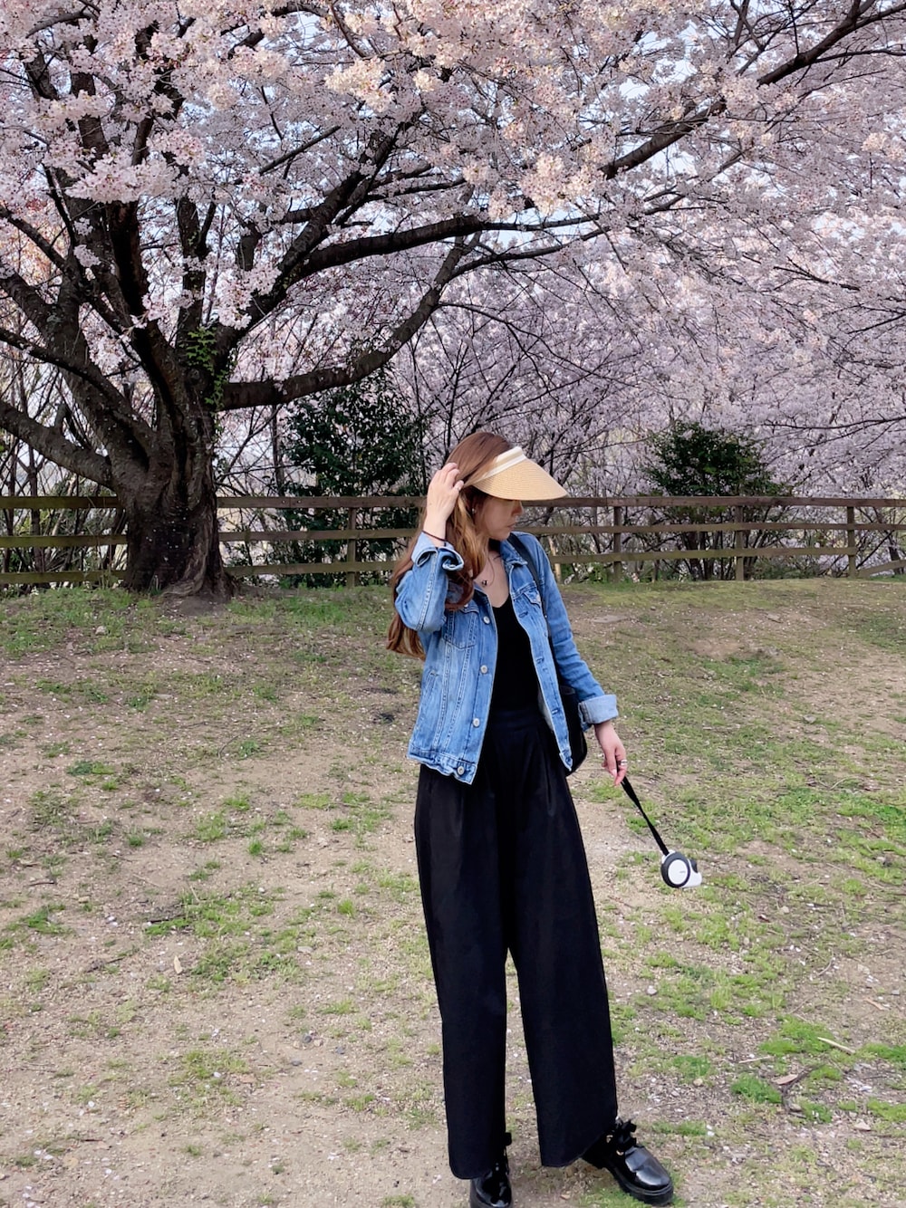 「いまどきジャケット写真、大人コーデ、シンプルコーデ、デニムジャケット、ワイドパンツ、低身長、earth music&ecology、Honeys、アベイル」｜「Honeysのアイテム（パンツ、ブラック系）」を使った、aiko❤️さん（レディース・153cm）の春コーディネートの1枚目の写真