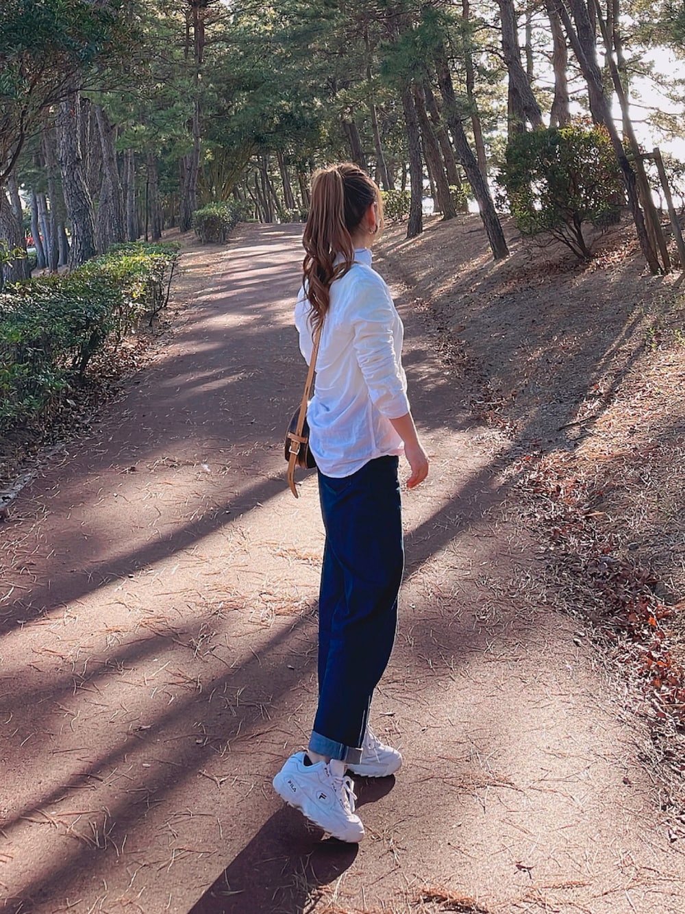 「カジュアル、オトナ女子、おしゃれさんと繋がりたい、低身長、GU、シャツ、スニーカー、デニム、デニムパンツ」｜「FILAのWEGO/FILA ディスラプター2（スニーカー、ホワイト系）」を使った、aiko❤️さん（レディース・153cm）の夏コーディネートの1枚目の写真