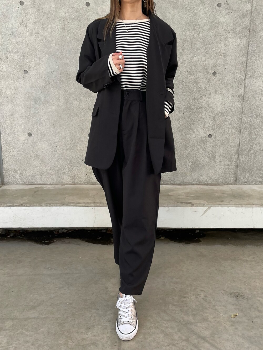 ブラック系のテーラードジャケット、シルバー系のスニーカー、ブラック系のTシャツ/カットソーを着用したレディースの春コーディネートの1枚目の写真