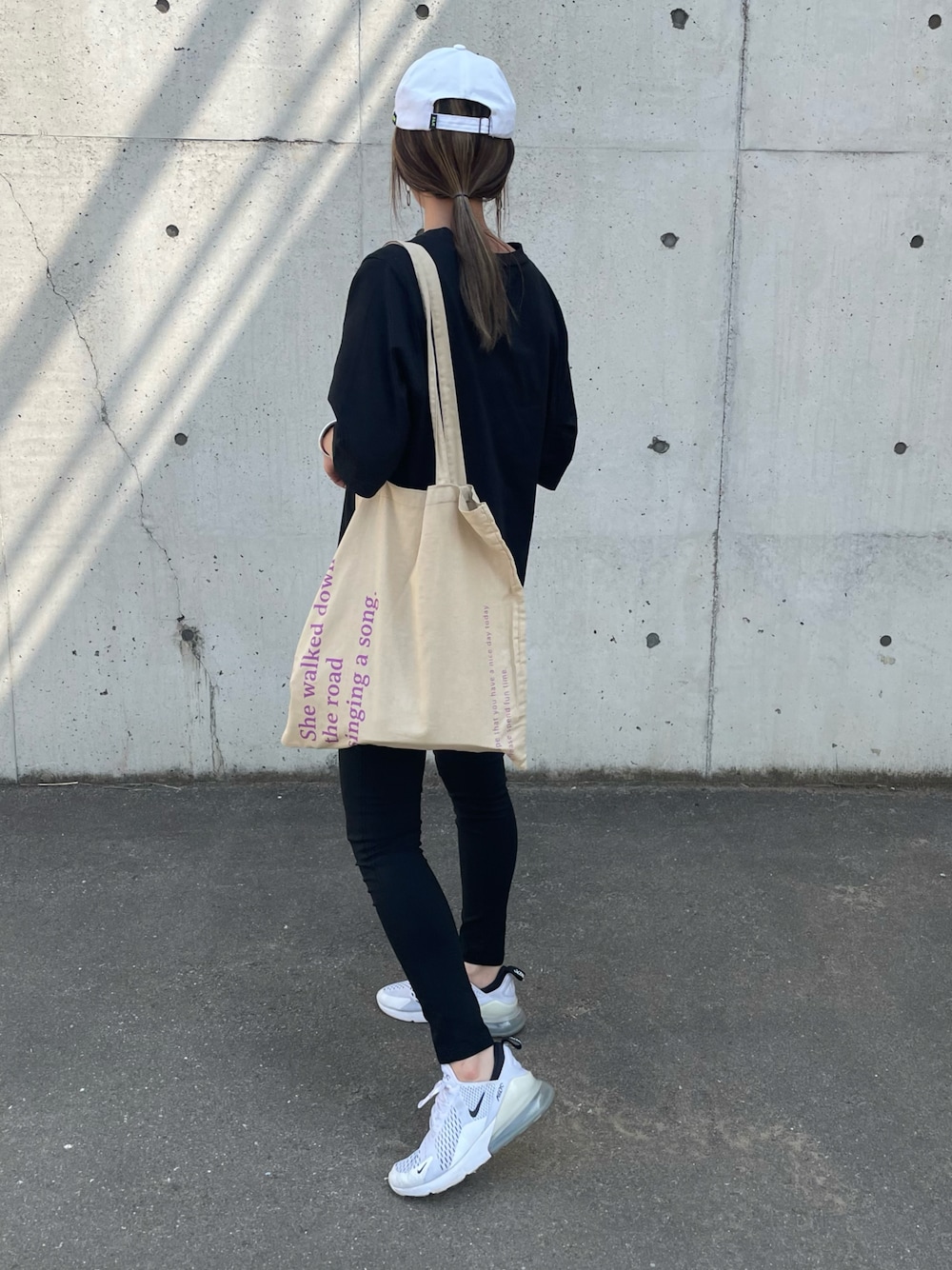 「オトナカジュアル、休日スタイル、モノトーン、トートバッグ、レイヤードスタイル、NIKE、スニーカーコーデ、ブラック、キャップ、ロゴ、ootd、カジュアルコーデ、シンプルコーデ、刺繍、ロゴトート」｜「copineのR英字ロゴキャップ(4color)（キャップ、グリーン系）」を使った、ayaさん（レディース・161cm）の夏コーディネートの1枚目の写真