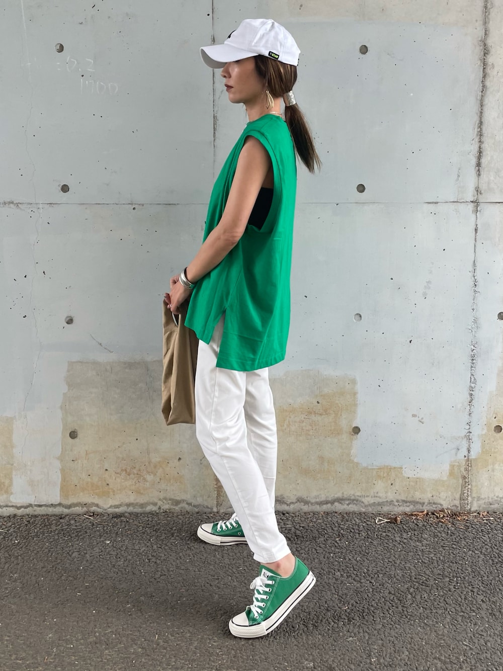 グリーン系のTシャツ/カットソー、ホワイト系のその他パンツ、その他のエコバッグ/サブバッグを着用したレディースの夏コーディネートの1枚目の写真