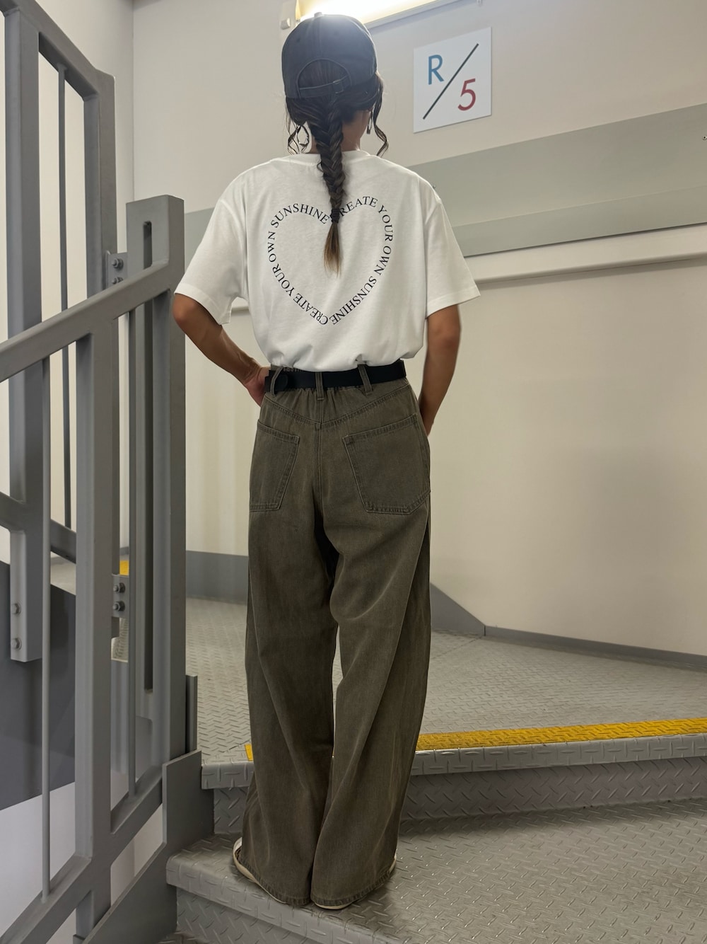 ブラック系のTシャツ/カットソー、ベージュ系のデニムパンツ、ベージュ系のスニーカーを着用したレディースの夏コーディネートの1枚目の写真