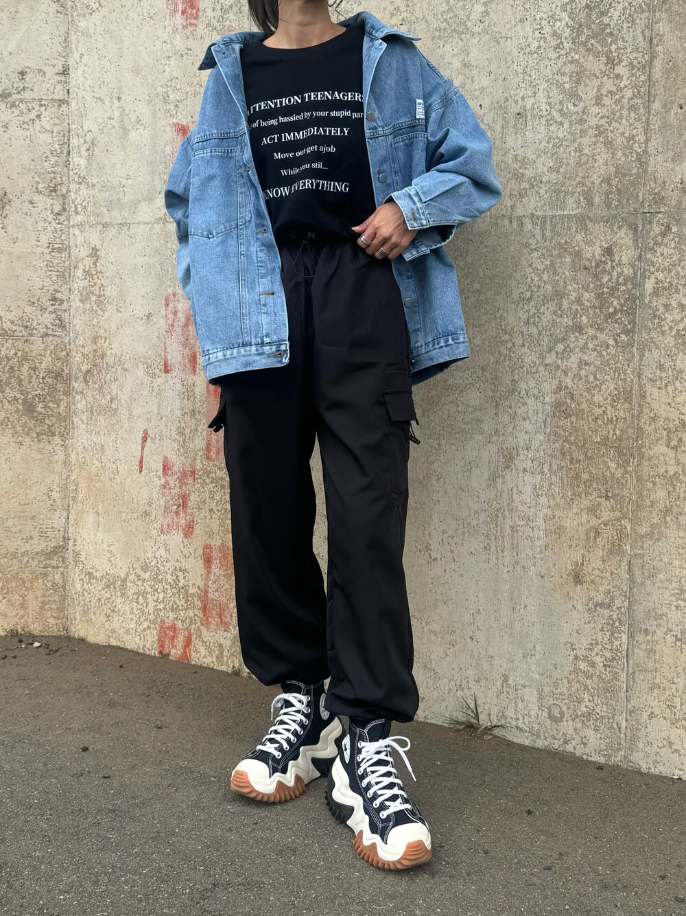 「春服コーデ、大人カジュアルコーデ、春先取り、デニムジャケット、ロゴT、カーゴパンツ、ミリタリー、厚底シューズ、ブラックコーデ、ラフコーデ、Gジャン、春コーデ、メンズライク、モノトーンコーデ、お洒落さんとつながりたい」｜「copineのオーバーサイズデニムジャケット（デニムジャケット、ブルー系）」を使った、ayaさん（レディース・161cm）の春コーディネートの1枚目の写真